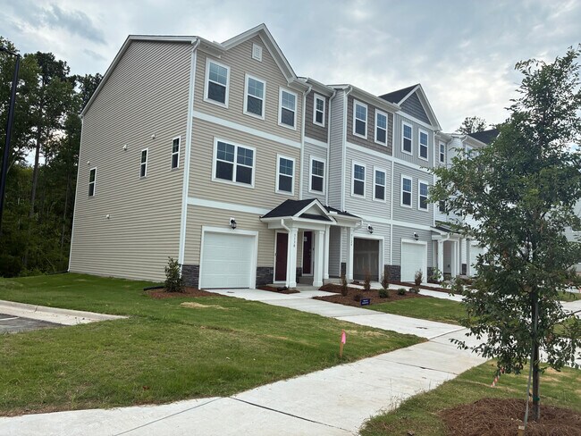 Foto del edificio - Room in Townhome on Gypsum Dr