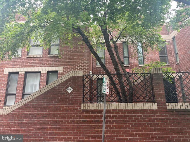 Foto del edificio - 4820 Hampden Ln