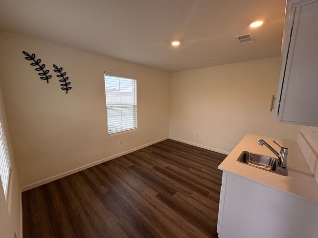 Foto del edificio - Beautiful 5 Bedroom Home in Tulare Availab...
