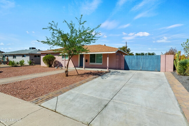 Building Photo - 2122 W Solano Dr