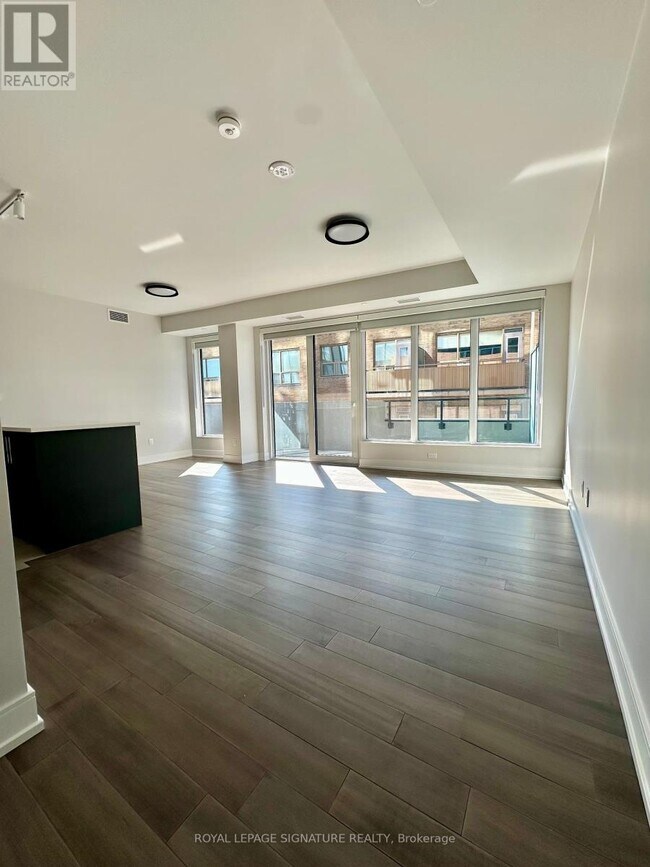 Photo du bâtiment - 2525-2525 Bathurst St