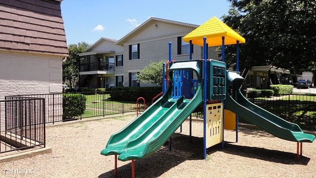 Building Photo - 3 br, 2 bath Apartment - Amherst Oaks C1 - C4