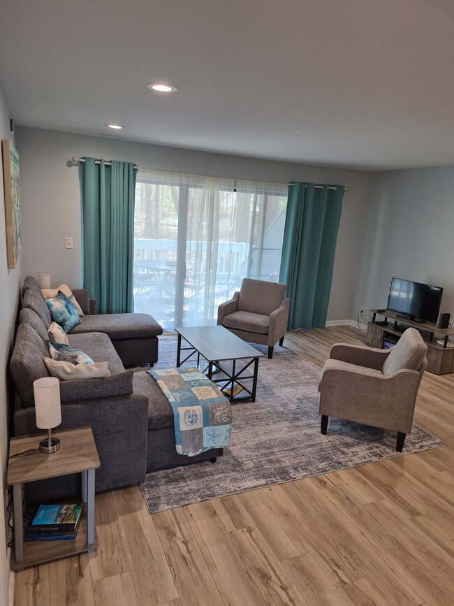 Building Photo - 39633 Round Robin Way