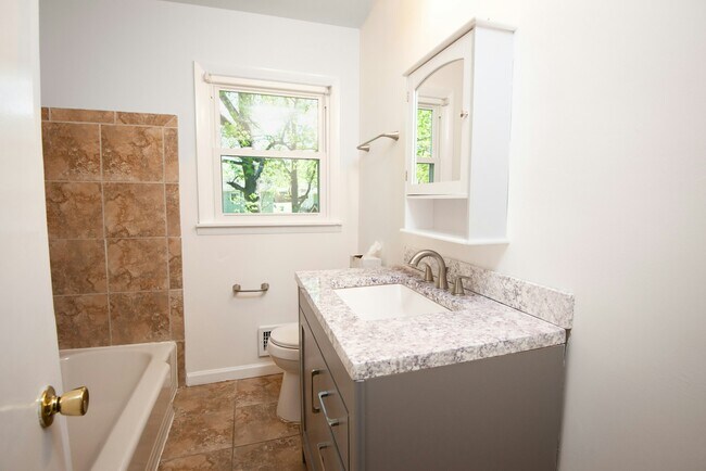 Foto del edificio - 685 Oakmoor Drive