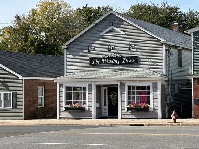 Building Photo - 162 Main St