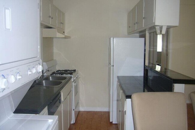 Foto del edificio - 608 W 51st St