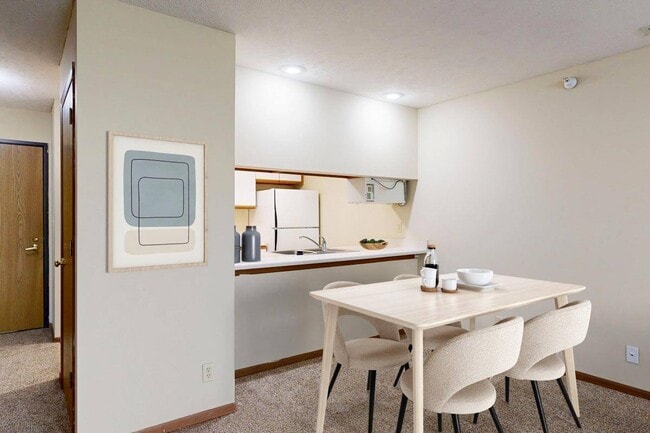 Cómodo y conectado, su comedor es perfecto para comidas informales o para reunirse con amigos. - Pine Lake Heights Apartments