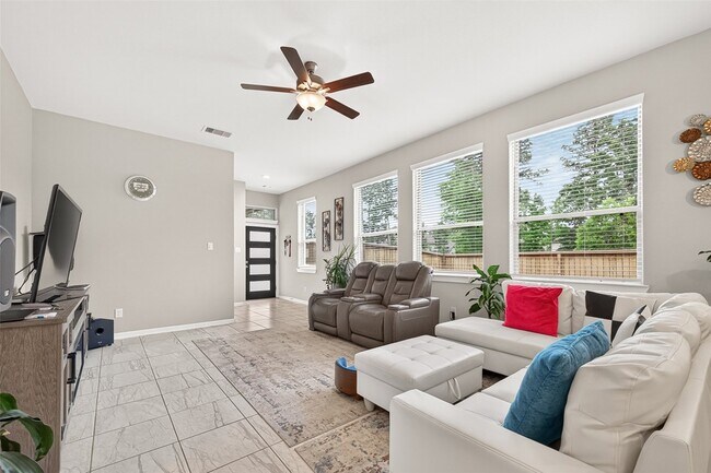 Foto del edificio - 305 Rise Ln