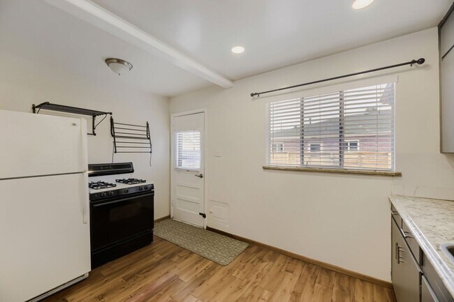 Building Photo - Sunny 1 bed, 1 bath near Wash Park - Available NOW!