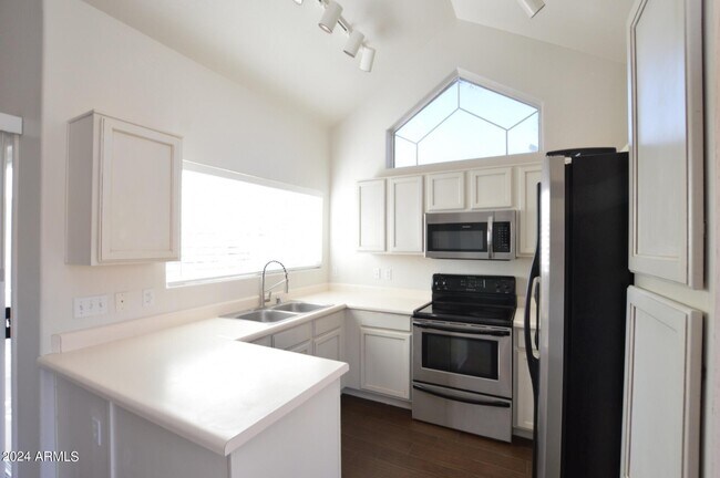 Building Photo - 1633 E Lakeside Dr
