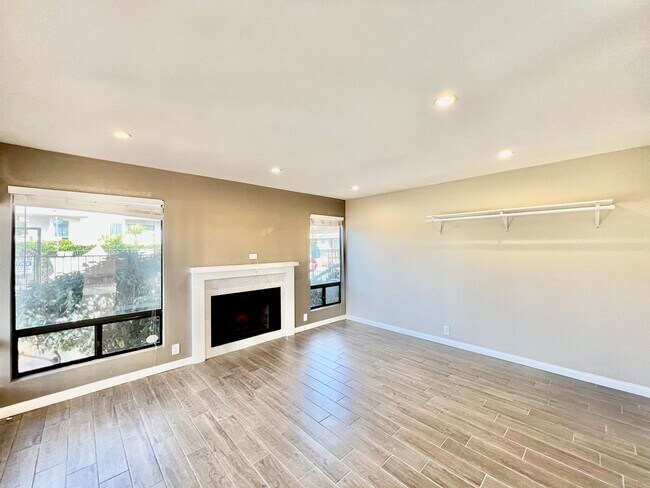 Building Photo - Newly remodeled 3B/2.5BA townhome w/ attac...