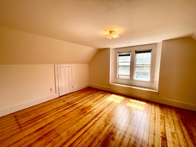 Foto del edificio - 57 Rindge Ave