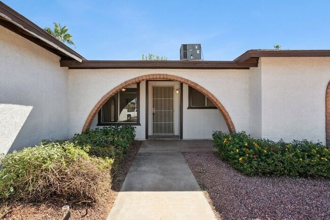 Building Photo - 2213 S Saratoga
