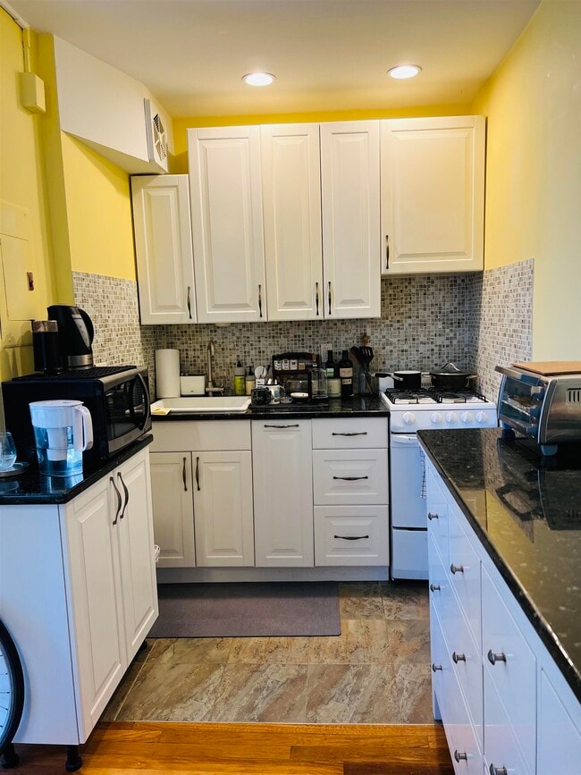 Building Photo - 400 Fairview Ave