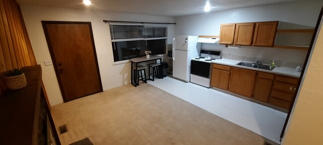 Kitchen/eating area w/large window - 287 Filer Ave