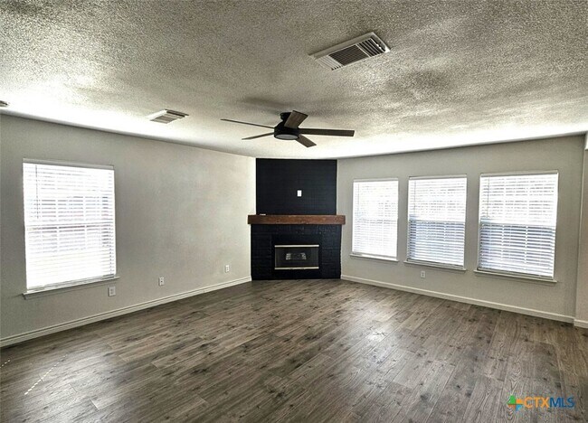 Foto del edificio - 1648 Dogwood Ln