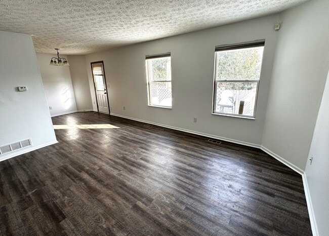 Sala de estar - 3766 Dunlane Ct