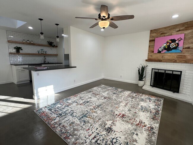 Foto del edificio - AMAZING INTERIOR 4 BEDROOM / 2 BATHROOM REMODELED HOUSE