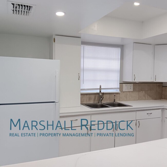 Foto del edificio - Charming 2 Bedroom, 2 Bath Duplex in a Gre...