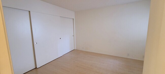 Foto del edificio - BEACH Living at Port Hueneme's Surfside IV! 2+2 Condo $3,200.00