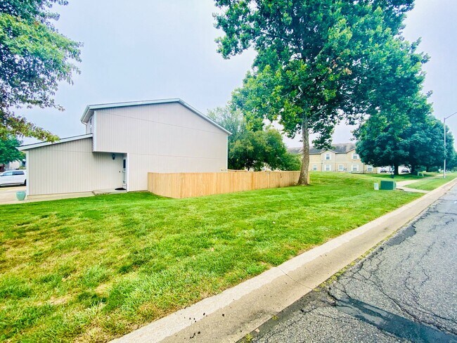 Foto del edificio - {1423} Olathe Townhome + 3Bed/2.5Bath + Fe...