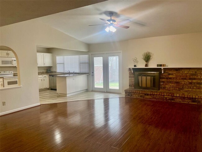 Building Photo - 2706 Lindbergh Dr