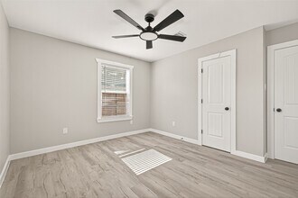 Building Photo - 10531 Royal Oaks Dr