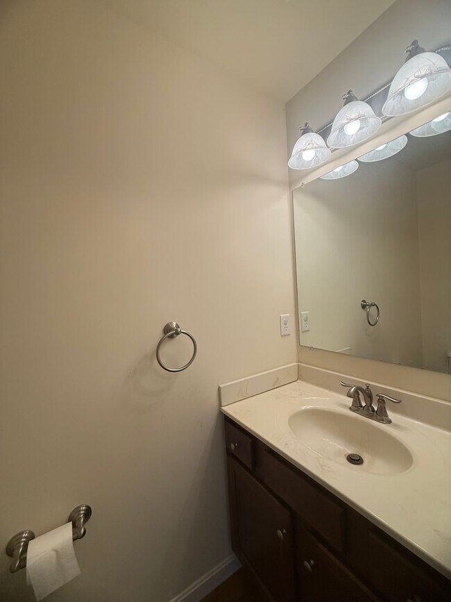 Foto del edificio - FOR RENT-Available Now! 3 Bed / 2.5 Bath Town-home