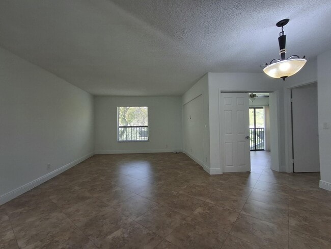 Building Photo - 4017 Carambola Cir N