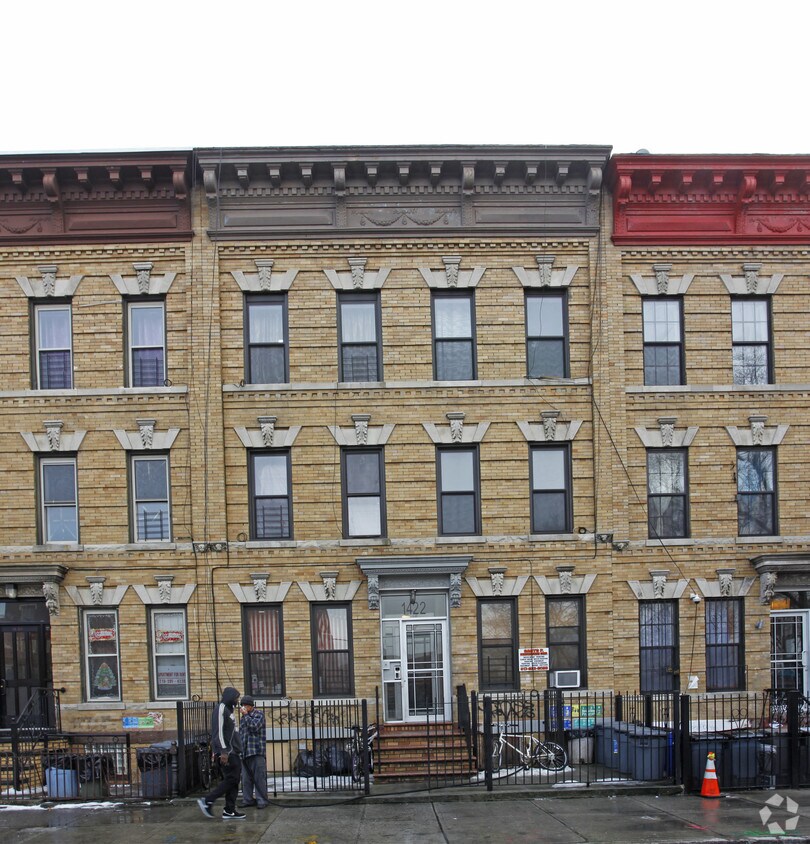 Foto del edificio - 1422 Putnam Ave