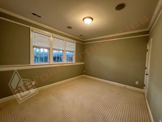 Foto del edificio - Elegant 3 Story 3 Bedroom Formal Model Tow...