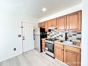 Building Photo - 2115 N Oracle Rd