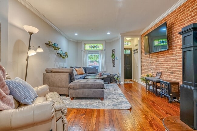 Building Photo - 907 S Bouldin St