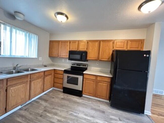 Photo - ** Move in Special** Spacious 3 bedroom, 1 bath Lakewood duplex with fenced in backyard available! Apartment