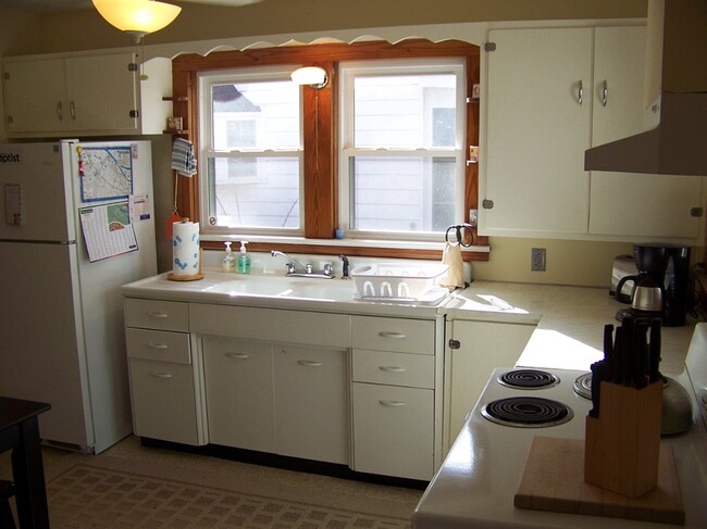 Foto del edificio - Furnished Two Bedrm, Brick Cottage in Mid-...