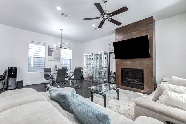 Building Photo - 5715 Larkin St