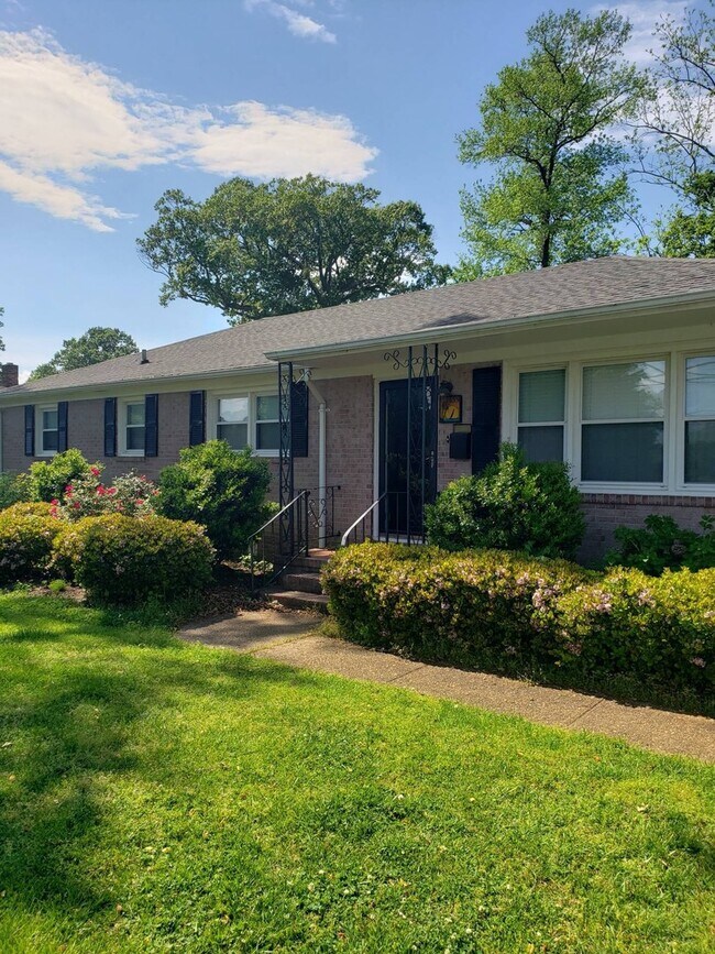 Building Photo - 1433 Lakeside Rd