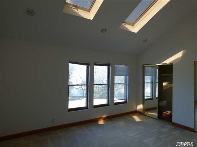 Foto del edificio - 322 Peconic Ave