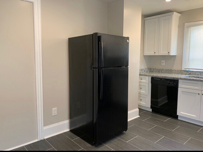 Building Photo - Great 2 bedroom 1 bath home with convenien...