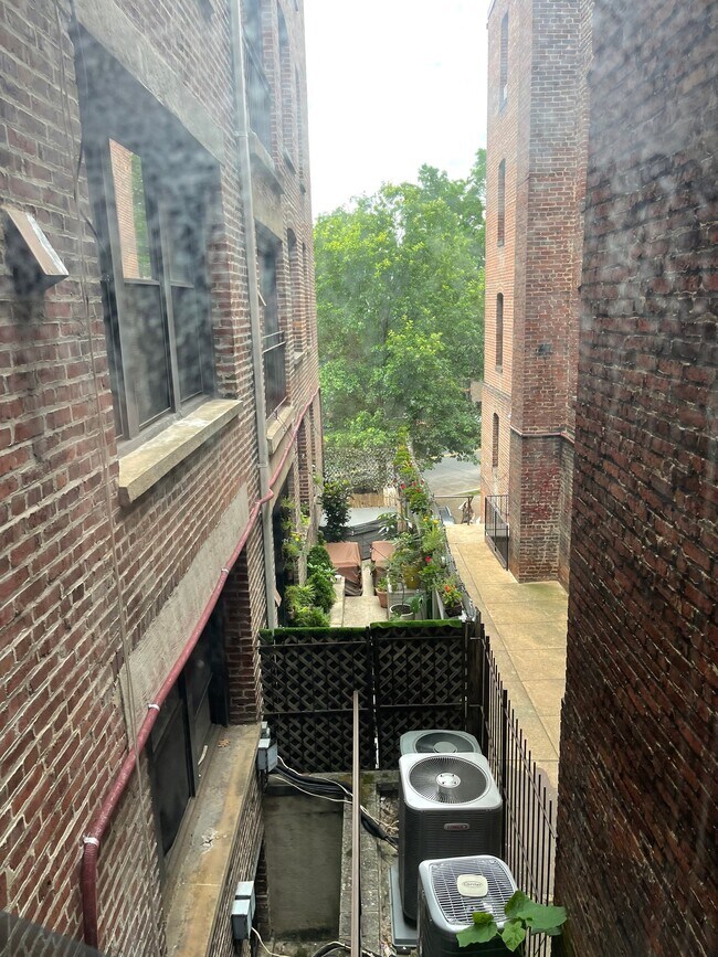Foto del edificio - 1812 Vernon St NW