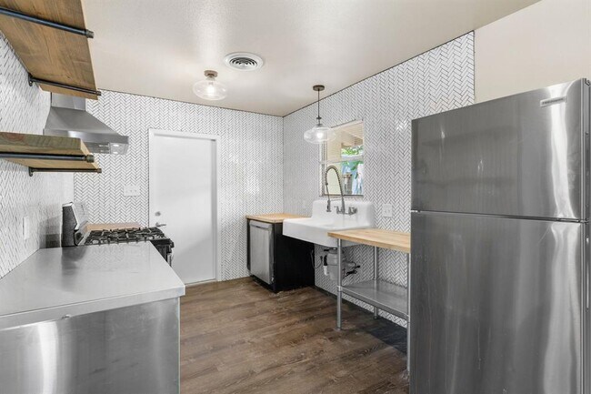 Foto del edificio - 5302 Robinsdale Ln