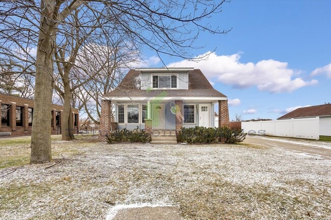 Building Photo - Spacious 4 Bedroom- With Extra room! New Remodel!