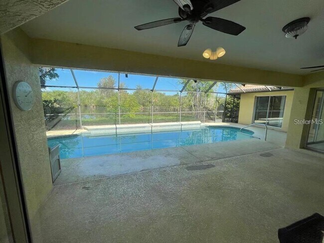 Foto del edificio - 494 Lake of the Woods Dr