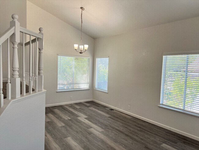 Building Photo - Newly renovated home