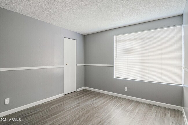 Foto del edificio - 2413 W Hazelwood St