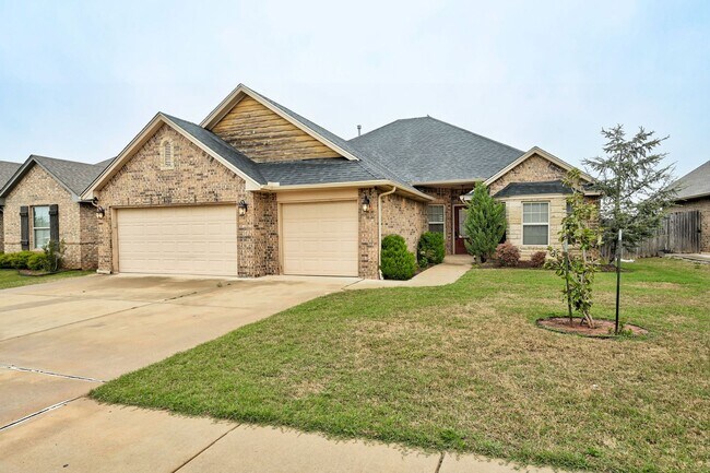 Foto del edificio - Beautiful & Large 4 Bed 2 Bath Home in Edmond!