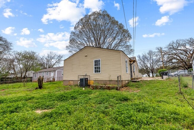 Building Photo - Charming & Newly Renovated 4 Bedroom 2 Bat...