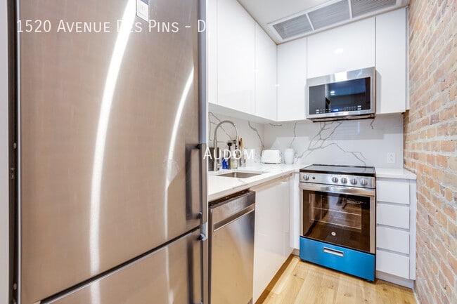 Building Photo - 1520 Av des Pins O