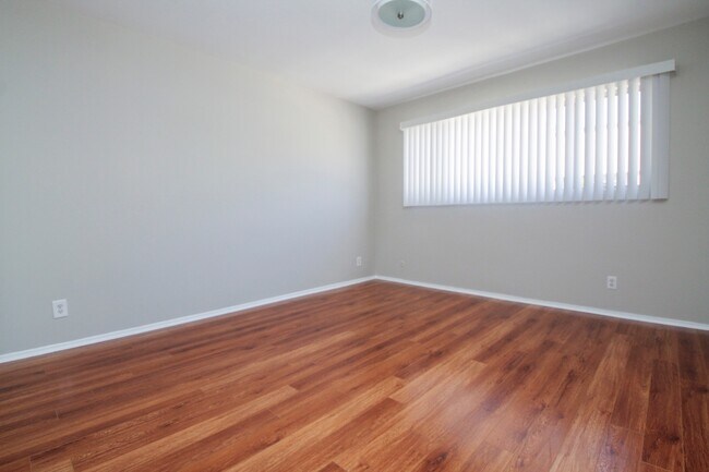 Foto del edificio - 320 S Clark Dr