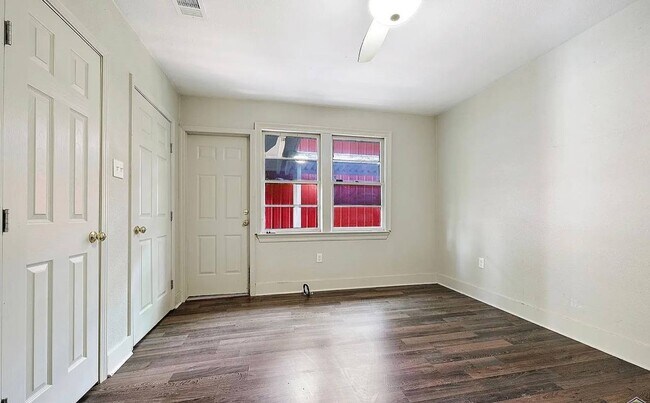 Foto del edificio - 10963 Lovett Rd